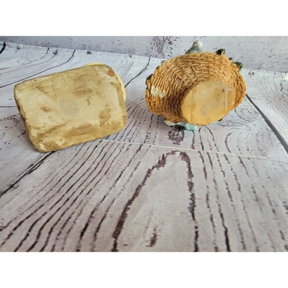 2 Kitty Resin Figures Gray Orange Tabby Cats knick Knacks In Basket Hat - Picture 8 of 9